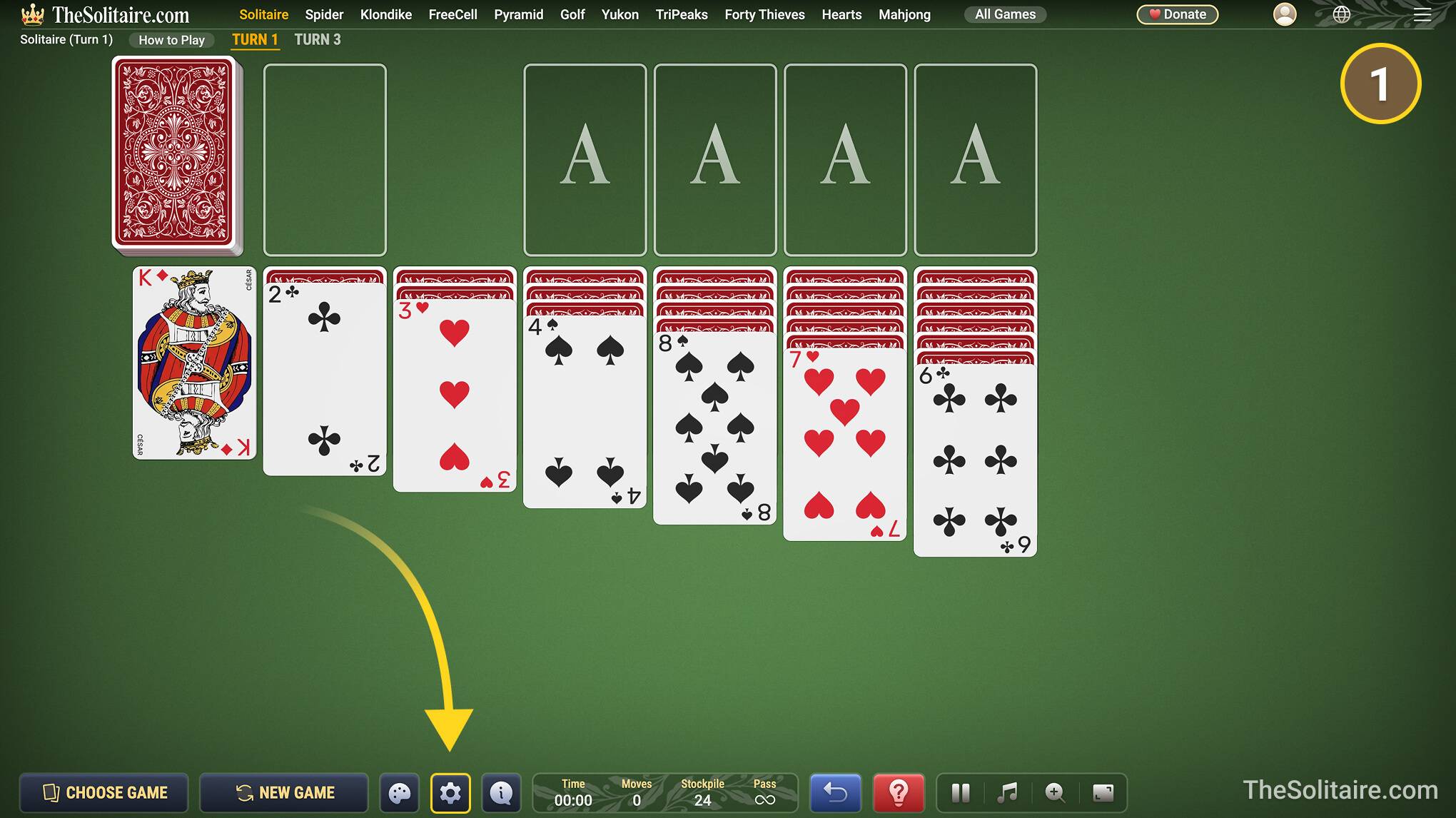 Layar permainan solitaire dengan panah yang menunjuk ke tombol Setelan berbentuk roda gigi di bagian bawah.