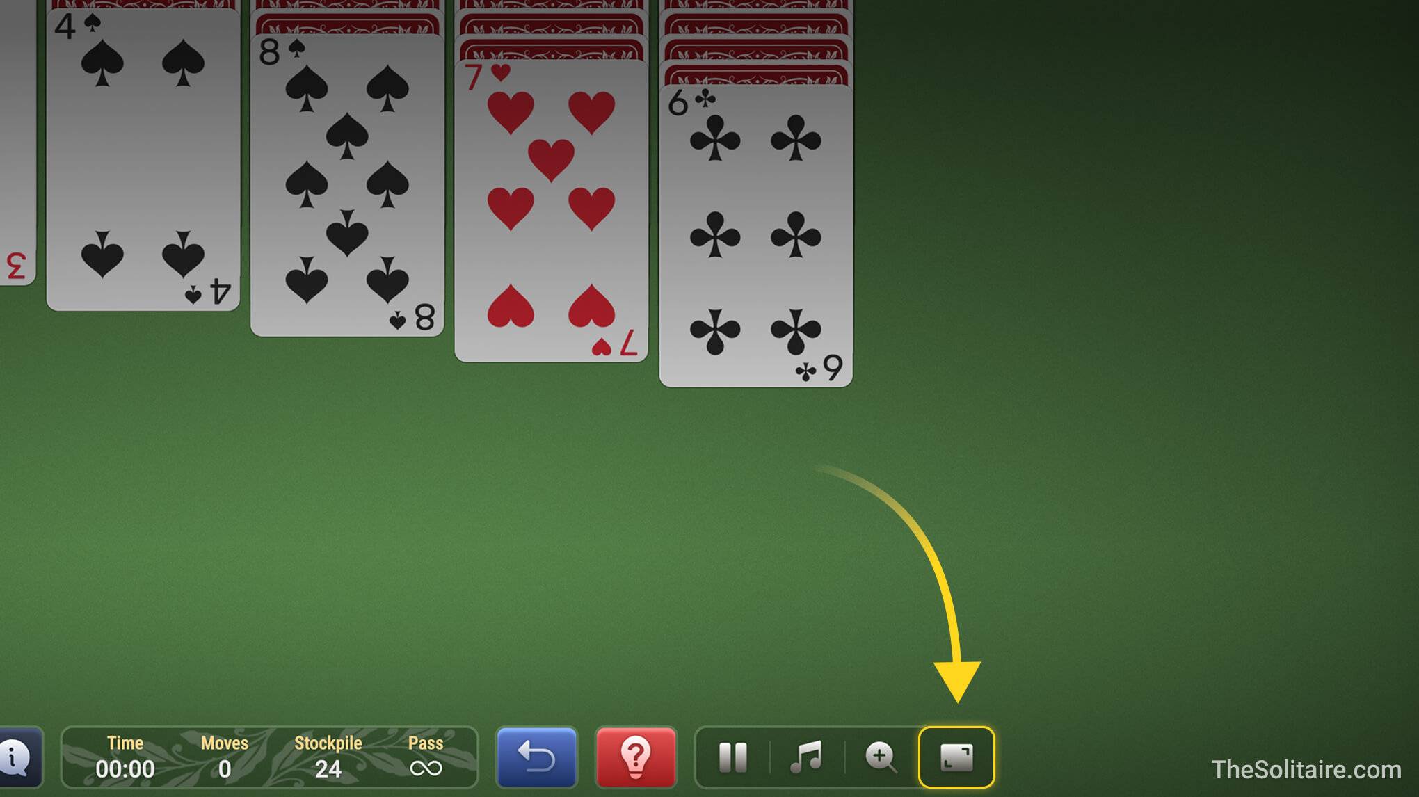 Layar permainan solitaire yang menampilkan tombol layar penuh disorot di bagian bawah area permainan.